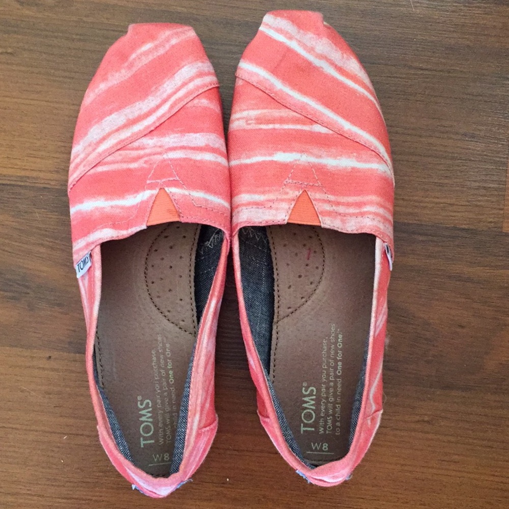 Coral and white Toms